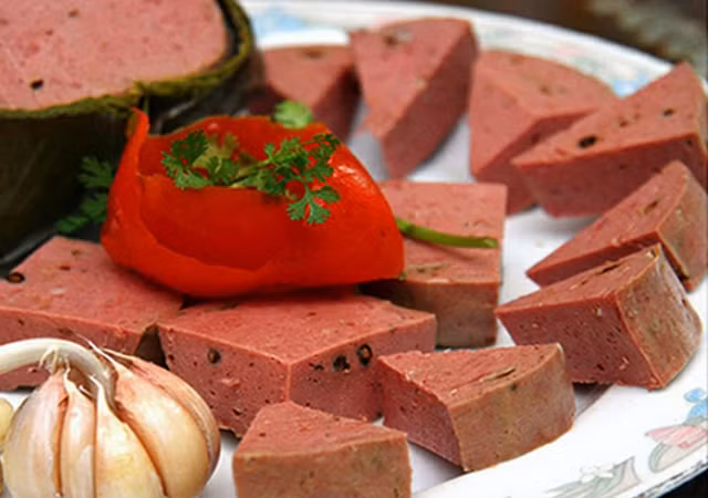 Chả bò: Cứ mỗi lần Tết đến xuân về, trong mâm cỗ của người miền Trung thường xuất hiện món chả bò. Đây là một món ăn ngon, hài hòa giữa các vị mặn – ngọt – giòn – dai – cay và rất bổ dưỡng. Chả bò muốn ngon phải làm từ thịt bò đùi xay nhuyễn và nêm nếm gia vị hoàn hảo. Ảnh: Internet. 