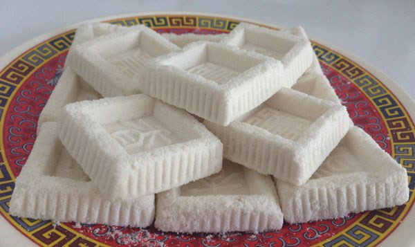 Bánh in là loại bánh có nguồn gốc từ Bình Định. Bánh được làm bằng bột nếp, dễ làm và là món bánh không thể thiếu trên mâm cỗ cúng tổ tiên vào ngày Tết ở bất kì gia đình nào. Những hạt gạo nếp xay nhuyễn cùng đường cát và đậu xanh tạo nên những chiếc bánh ngon đặc biệt và là nét văn hóa của mảnh đất miền Trung.