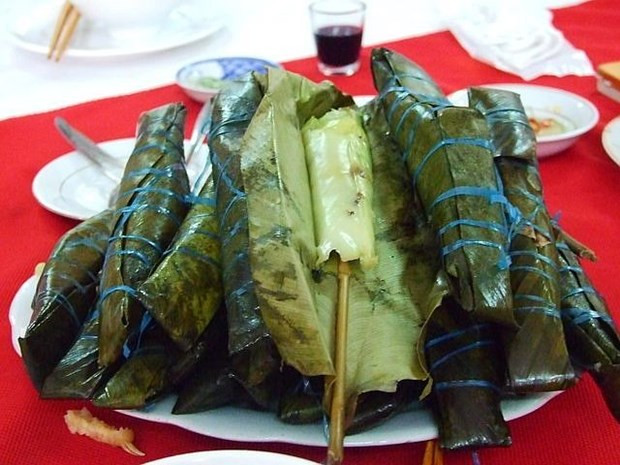 Bánh lá răng bừa hay còn gọi là bánh tẻ của người Thanh Hóa có hình dạng trông giống cái răng bừa. Đây là loại bánh truyền thống được làm vào ngày rằm, ngày giỗ, ngày Tết Nguyên đán. Nguyên liệu làm bánh là gạo tẻ xay nhuyễn cùng nhân bánh gồm hành khô, thịt ba chỉ và mộc nhĩ băm nhỏ trộn chung với hạt tiêu. Khi ăn chấm với nước mắm ngon tạo nên hương vị bánh đặc biệt.