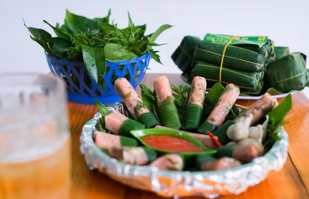 Nem chua được làm từ thịt và bì heo được muối chua theo cách đặc biệt, gói trong lá chuối và có thể giữ được trong thời gian dài. Đây là món ăn ngon của người miền Trung, được sử dụng nhiều trong những dịp Tết đến xuân về, được cho là một trong những món ăn giải ngán cực tốt.