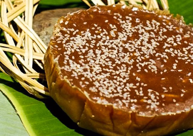 Bánh tổ: Với người dân xứ Quảng Nam, bánh tổ là loại bánh ngày Tết. Nguồn gốc bán có nhiều giả thuyết. Có người cho rằng, ban đầu chiếc bánh có tên gọi là "lùng kú" do những người Hoa gốc tạo ra. Nguyên liệu chính làm nên bánh gồm có nếp, đường, hạt mè và gừng.