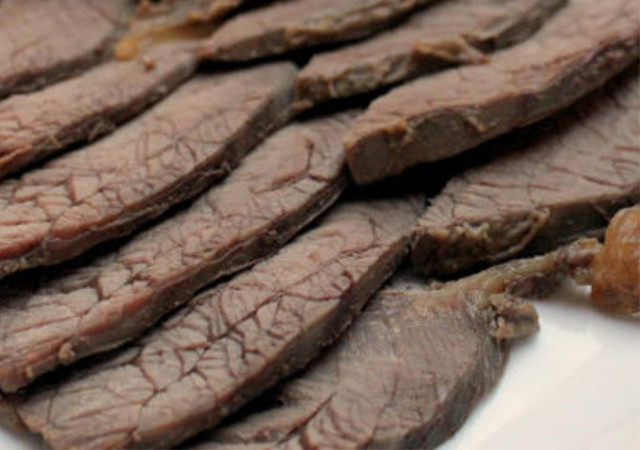 Theo tiết lộ từ những người đầu bếp miền Trung, bò kho mật mía nên được nấu từ phần bắp bò. Bên cạnh đó, món ăn chỉ trở nên ngon lành và hoàn hảo khi được ướp gia vị đúng cách. Bạn sẽ cảm thấy mâm cỗ ngày Tết thật hấp dẫn khi có món ăn ngon này.