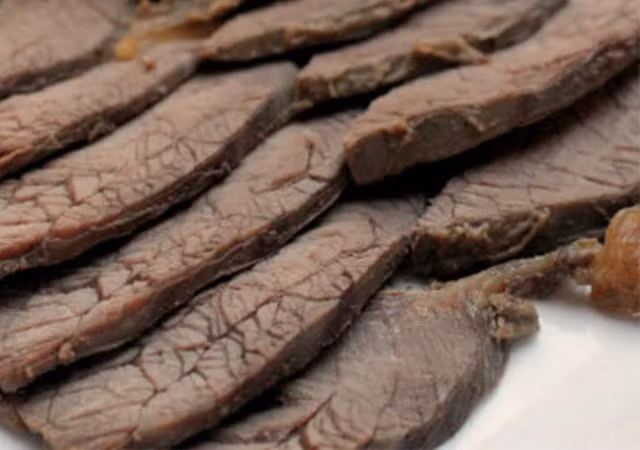 Theo tiết lộ từ những người đầu bếp miền Trung, bò kho mật mía nên được nấu từ phần bắp bò. Bên cạnh đó, món ăn chỉ trở nên ngon lành và hoàn hảo khi được ướp gia vị đúng cách. Bạn sẽ cảm thấy mâm cỗ ngày Tết thật hấp dẫn khi có món ăn ngon này.