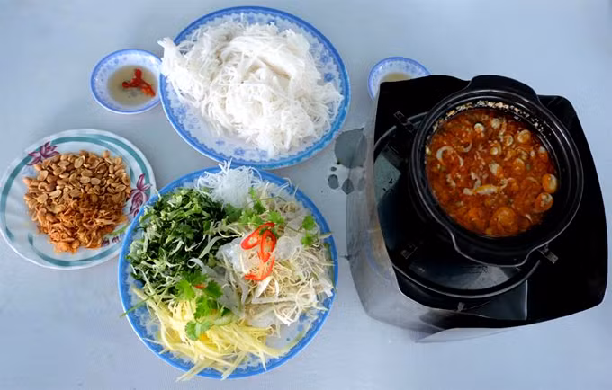 Tiếp đến, người đầu bếp sẽ cho dầu vào chảo, chờ dầu nóng thì cho tôm và cà chua băm nhỏ vào, đun sôi sẽ cho ra một hỗn hợp nước sánh vàng. Cuối cùng, đổ hỗn hợp này sang nồi nước dùng xương đã chuẩn bị.