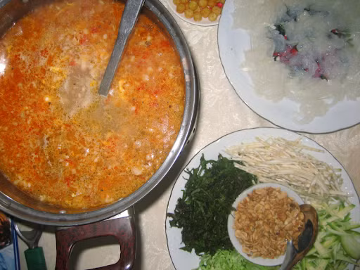 Sau khi đánh bắt được, ngư dân chà rửa sứa cho sạch nhớt, rồi ngâm với lá ổi hoặc phèn chua cho sứa “săn” lại và mất đi mùi tanh. Một ngày sau, mang ra xả với nước lạnh thật kỹ, thái thành miếng là có thể dùng được.