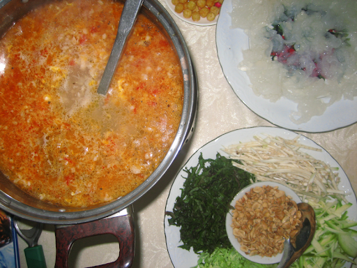 Sau khi đánh bắt được, ngư dân chà rửa sứa cho sạch nhớt, rồi ngâm với lá ổi hoặc phèn chua cho sứa “săn” lại và mất đi mùi tanh. Một ngày sau, mang ra xả với nước lạnh thật kỹ, thái thành miếng là có thể dùng được.