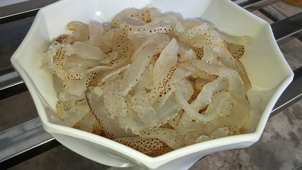 Khi gần ăn thì thả hành tây cắt hạt lựu vào, thêm một chút nước gừng và rau húng. Nước lèo ngon, chuẩn vị phải có vị thanh, đậm hương vị của tôm, cay cay vị gừng và hăng hăng mùi rau húng. Dùng nước lèo này để làm nước xốt khi ăn với rau sống, xà lách cũng rất ngon.