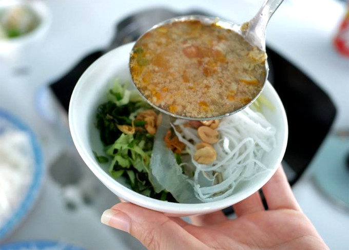 View - Xử lý du khách đứng giữa đường chụp ảnh đu trend Đại Lý | Báo Tri thức và Cuộc sống - TIN TỨC PHỔ BIẾN KIẾN THỨC 24H