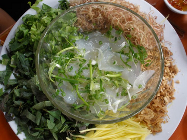 Để chế biến món sứa nước lèo ngon trứ danh, người dân đất võ thường sử dụng loại sứa chân bởi độ giòn sần sật và khô. Sứa nước lèo chế biến cầu kỳ nhất ở khâu chuẩn bị.