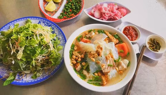 Sứa nước lèo phải ăn lúc nóng mới ngon. Khi nồi nước lèo sôi sùng sục, đang tỏa mùi thơm hấp dẫn, bạn có thể gắp sứa, nhúng nhanh qua rồi ăn luôn. Âm thanh sần sật, giòn lạ tai của thịt sứa khi ăn khiến nhiều người tỏ vẻ thích thú.