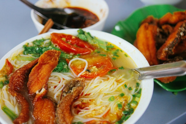 Bún cá rô đồng: Món đặc sản Hà Nam này cuốn hút người ăn nhờ lớp thịt vàng ruộm xen lẫn màu xanh của rau cải, vị ngọt thơm của nước dùng… Món ăn này thơm ngon bởi nguyên liệu là cá rô đồng “chính hiệu” của vùng quê chiêm trũng chứ không phải cá rô phi, cá rô lai được bán đại trà trong các chợ.