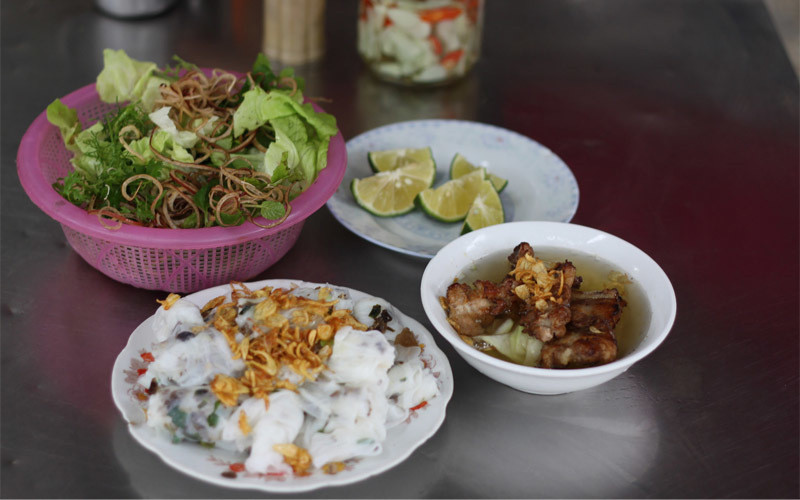 Bánh cuốn Phủ Lý: Nói đến những món ngon Hà Nam nổi tiếng nhất thì mọi người thường nghĩ ngay đến cái tên bánh cuốn Phủ Lý đầu tiên. Món ăn này có một hương vị vô cùng đặc trưng và khác biệt. Bánh cuốn Phủ Lý được ăn kèm với chả nướng, các loại rau thơm cùng nước chấm nóng và các loại gia vị.