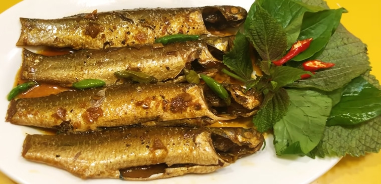 Cá đối Tam Chúc: Là một trong những hồ nước ngọt tự nhiên có diện tích rộng nhất nước ta, hồ Tam Chúc ở Hà Nam có rất nhiều loại thủy sản quý hiếm sinh sống. Trong đó phải kể đến cá đối – loài cá có thịt vừa béo vừa ngọt nên rất được ưa thích. Cá đối nướng, cá đối om dưa, cá đối nấu riêu,… đều rất hấp dẫn.