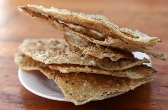 Bánh đa Kiện Khê: Sở dĩ bánh đa Kiện Khê được nhiều người yêu thích là bởi bánh thơm, giòn, béo ngậy và đậm đà hơn những nơi khác. Có được điều đó là do thợ làm bánh kỹ càng, cẩn thận trong từng khâu chế biến, đặc biệt là việc chọn gạo và một số nguyên liệu khác như vừng, lạc, dừa…Ảnh: Internet.