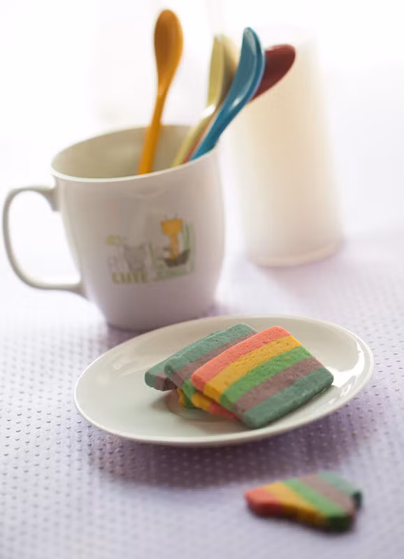 Thành phẩm ta sẽ được những miếng bánh rực rỡ đầy màu sắc bắt mắt. Đây sẽ là món bánh bé nhà bạn khó có thể từ chối khi nhìn thấy. video Cách làm bánh mứt táo siêu hấp dẫn, ngon ngất ngây: