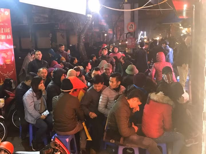 Người mua chờ đợi tới giờ.