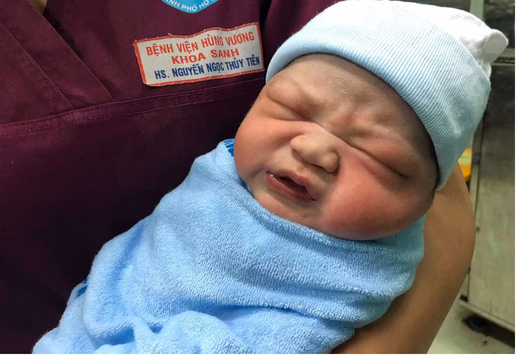 Bé trai kháu khỉnh chào đời đúng thời khắc giao thừa. Ảnh Vietnamnet. Bé trai kháu khỉnh chào đời đúng thời khắc giao thừa. Ảnh Vietnamnet.
