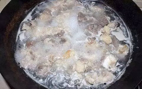 Khi nấu thịt hoặc hầm xương thường có hiện tượng nổi bọt, thành phần của lớp bọt này chính là chất đạm, chất béo và các thành phần khác có trong thịt.