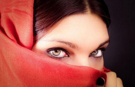 Các triệu chứng cấp tính thường gặp của căn bệnh này là: Nhức mắt, nhức đầu, có thể kèm buồn nôn và nôn, mắt đỏ.