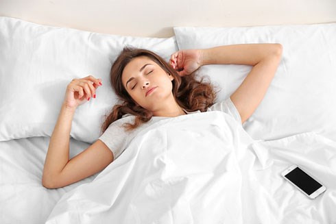 Trước khi ngủ nên vận động nhẹ nhàng giúp cơ bắp thư giãn, trước khi ngủ nên uống nước, không nên uống trà hoặc cà phê.