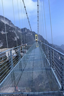 Cây cầu “vắt vẻo” giữa hai ngọn núi sẽ nối hai thành phố với nhau ở độ cao 1.900 mét. Kỉ lục này phá vỡ chính cây cầu kính được xây dựng ở Trung Quốc cách đây ít lâu. Cây cầu kính trước đây ở Trương Gia Giới cách mặt đất khoảng 1.600 mét.