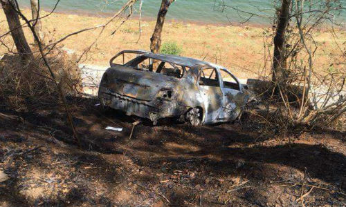 Chiếc xe taxi bị cháy rụi.