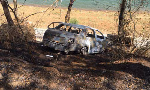 Chiếc xe taxi bị cháy rụi.