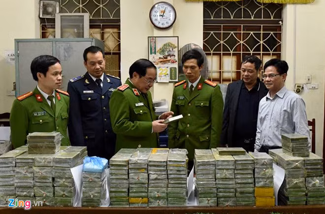 Các thành viên ban chuyên án kiểm tra lượng tang vật bị thu giữ. Ảnh: Ngọc Bảo.