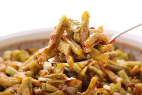 Ăn nhiều thực phẩm chứa nitrit có thể tạo thành nitrosamines trong dạ dày, một chất gây ung thư cực mạnh.