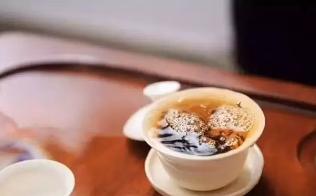 Theo nghiên cứu khoa học cho thấy saponin có tác dụng kháng khuẩn, ức chế cơ thể hấp thu chất béo. Tuy nhiên saponin của trà là quá nhỏ nên khó có thể có được tác dụng như kỳ vọng.