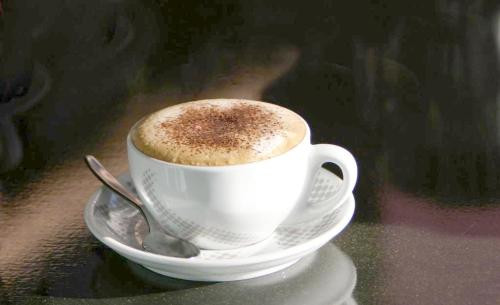 Cho dù là bọt do sữa hay bọt do cà phê thì hoàn toàn vô hại nên bạn có thể yên tâm uống.