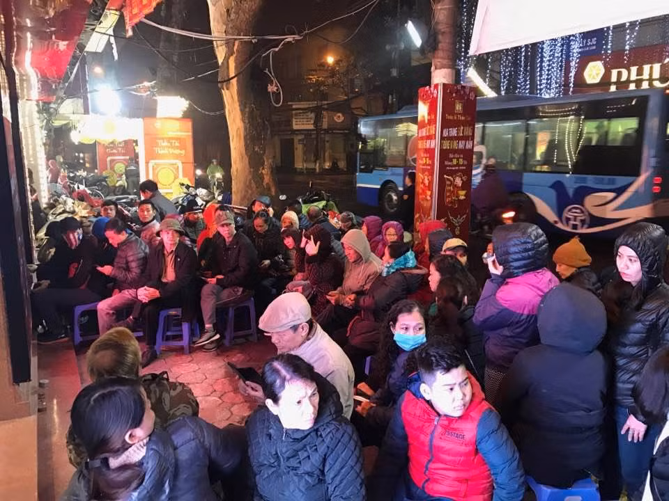 Không chỉ người lớn mà trẻ con cũng tham gia xếp hàng mua vàng.