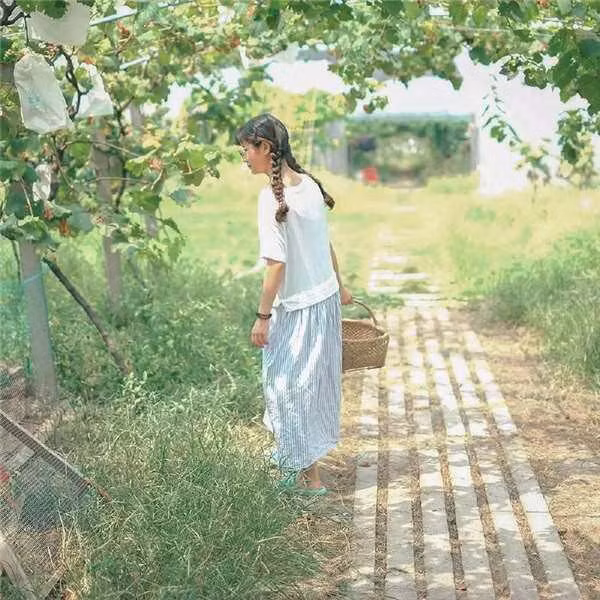 Cô nàng đảm đang còn thả gà, nuôi vịt,...