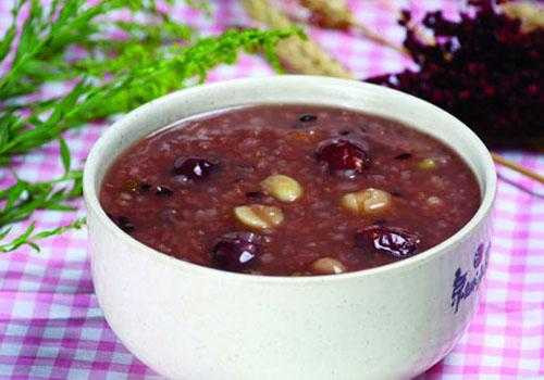 Vì những lợi ích tuyệt vời trên của hai thực phẩm này, chúng ta có thể kết hợp ý dĩ với đậu đỏ để nấu cháo có thể trừ thấp, bổ tim, kiện tỳ vị.