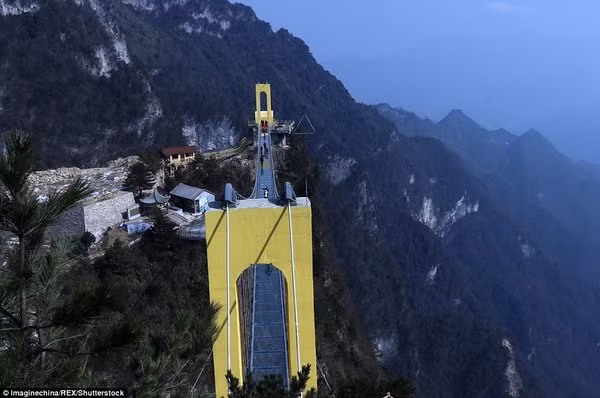 Dự án này trị giá 30 tỉ đồng, nối giữa hai thành phố Trùng Khánh và Tứ Xuyên. Các kĩ sư đang thử nghiệm độ an toàn của cầu kính trước khi mở cửa tự do vào giữa tháng 2 này.