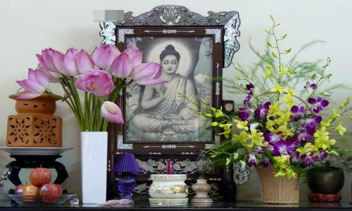 Hoa sen và hoa huệ là hai loại hoa thanh sạch được chuyên gia phong thủy khuyên chưng bàn thờ - Ảnh minh họa: Internet.