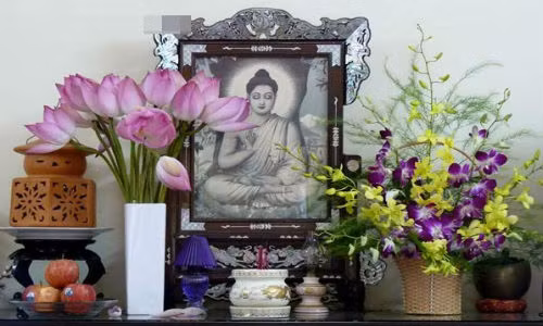 Hoa sen và hoa huệ là hai loại hoa thanh sạch được chuyên gia phong thủy khuyên chưng bàn thờ - Ảnh minh họa: Internet.