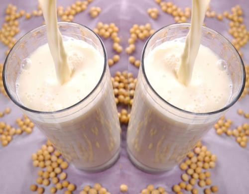 Khi làm sữa đậu nành cũng có hiện tượng nổi bọt, đặc biệt là khi đun nóng thì lớp bọt này càng nhiều. Việc tạo thành lớp bọt này là do saponin có trong đậu nành tiết ra.