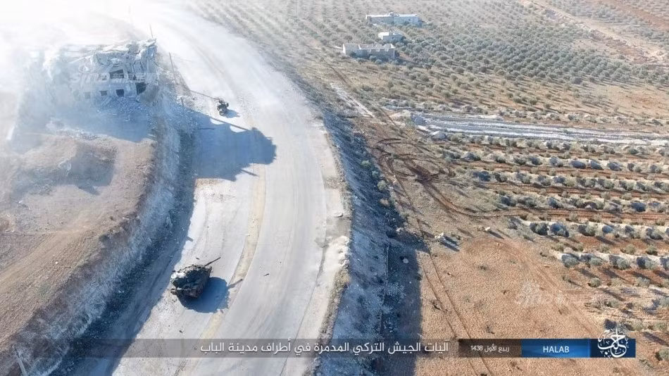 Đó là chưa kể, ít nhất một chiếc xe chiến đấu bộ binh ACV-15 của Thổ Nhĩ Kỳ bị IS thu giữ trong tình trạng hoạt động tốt. Như vậy, đã có những tốp lính Thổ Nhĩ Kỳ sợ hãi bỏ chạy không kịp phá khí tài. Nguồn ảnh: Sina