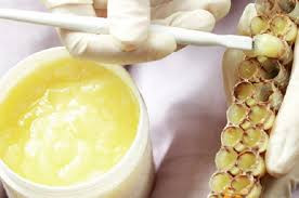 Táo tàu, đường nâu, sữa ong chúa, long nhãn,... tuy tốt cho phụ nữ bình thường nhưng đối với phụ nữ bị u xơ tử cung nên ăn càng ít càng tốt.