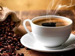 Đồ uống có chứa caffeine như cà phê, trà, soda, socola nằm trong danh sách thực phẩm cần tránh khi bạn bị u xơ tử cung.