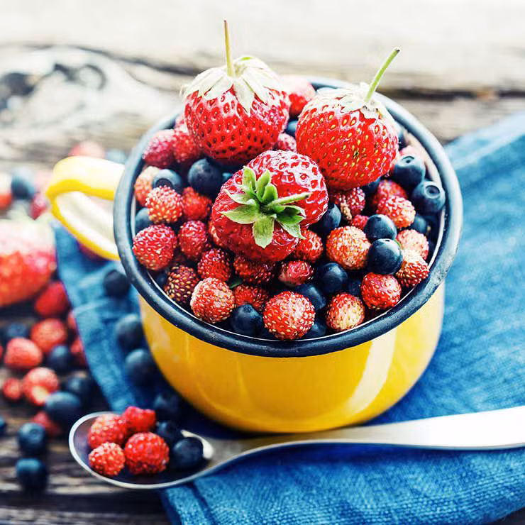 Các loại quả mọng: Những trái cây họ dâu không chỉ thơm ngon mà còn ngăn quá trình tăng cân nhờ có hàm lượng đường thấp, không gây tăng đường huyết đột ngột. Các trái cây này cũng giàu chất xơ giúp bạn cảm thấy no lâu hơn. Một thí nghiệm trên động vật còn chỉ ra rằng quả mọng có thể giúp giảm mỡ bụng.