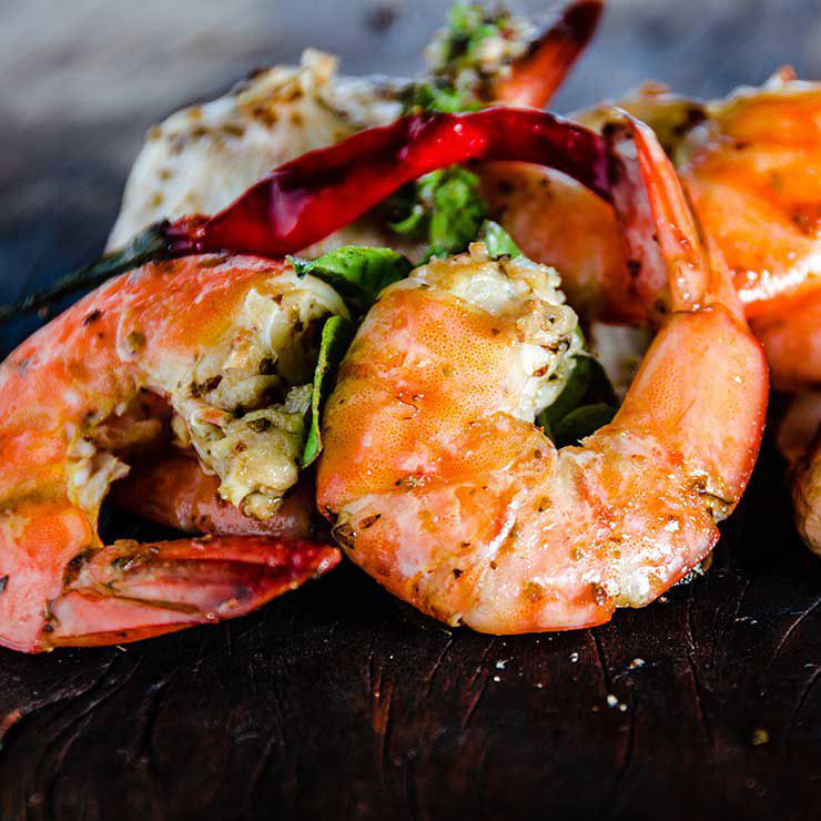 Tôm: Tôm có hàm lượng chất béo rất thấp, đồng thời rất giàu protein giúp bạn no lâu hơn. Tôm cũng là một nguồn selen và vitamin B dồi dào. Bạn cần chú ý tránh ăn tôm chiên xù hay tôm nhúng bơ, thay vào đó hãy ăn tôm rang, tôm luộc hoặc tôm nướng.