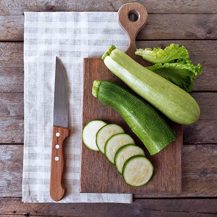 Bí: Bí chứa rất ít calo, đồng thời giàu kali giúp ngăn đầy bụng. Bạn có thể mài bí thành sợi, sau đó ăn kèm với cà chua hoặc sốt chanh , trộn đều ăn sống.