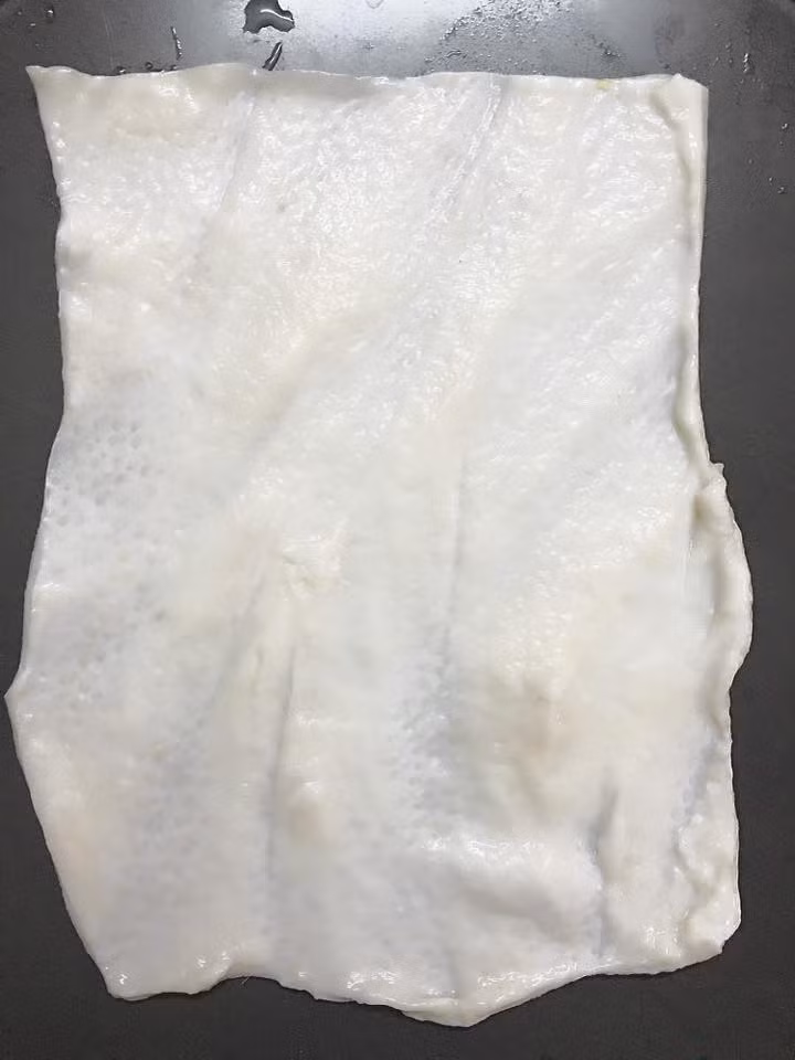 Nguyên liệu để làm giò hoa gồm: bì lợn, giò sống, lòng đỏ trứng, hạt tiêu, cà rốt, đỗ xanh, mộc nhĩ, nấm hương. Bì lợn mua hai miếng, cạo lông, lạng hết phần mỡ bên trong.