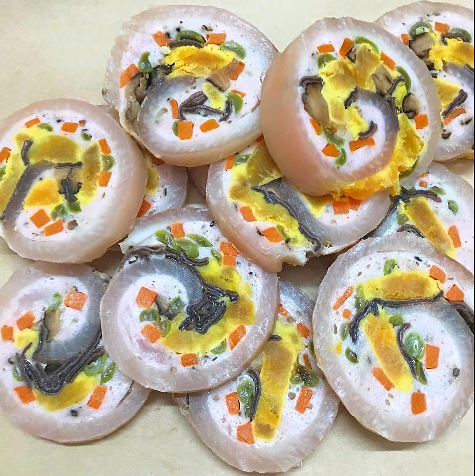 Những khoanh giò hoa đầy màu sắc sẽ tô điểm thêm cho mâm cỗ Tết nhà bạn thêm sắc vị.