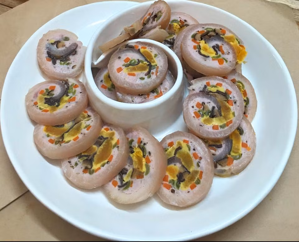 Khoanh giò hoa ngon, đủ màu sắc, vị giòn dai của bì quyện với vị thơm bùi của trứng, rau, mộc nhĩ khiến món ăn trở nên khó quên hơn bao giờ hết.