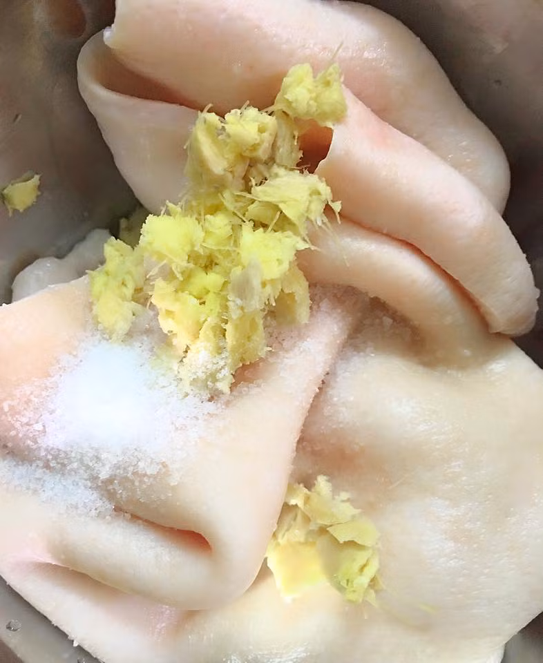 Sau đó, bóp bì lợn với muối gừng rửa thật sạch để ráo.