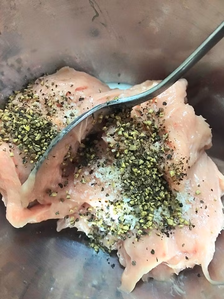 Giò sống 150gr ướp với 1 thìa cà phê hạt tiêu, /2 thìa cà phê bột nêm trộn đều ướp trong 10-15p cho ngấm.