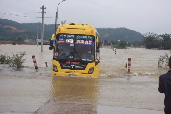 Binh Dinh Lu cat duong 34.000 hoc sinh Tuy Phuoc phai nghi hoc